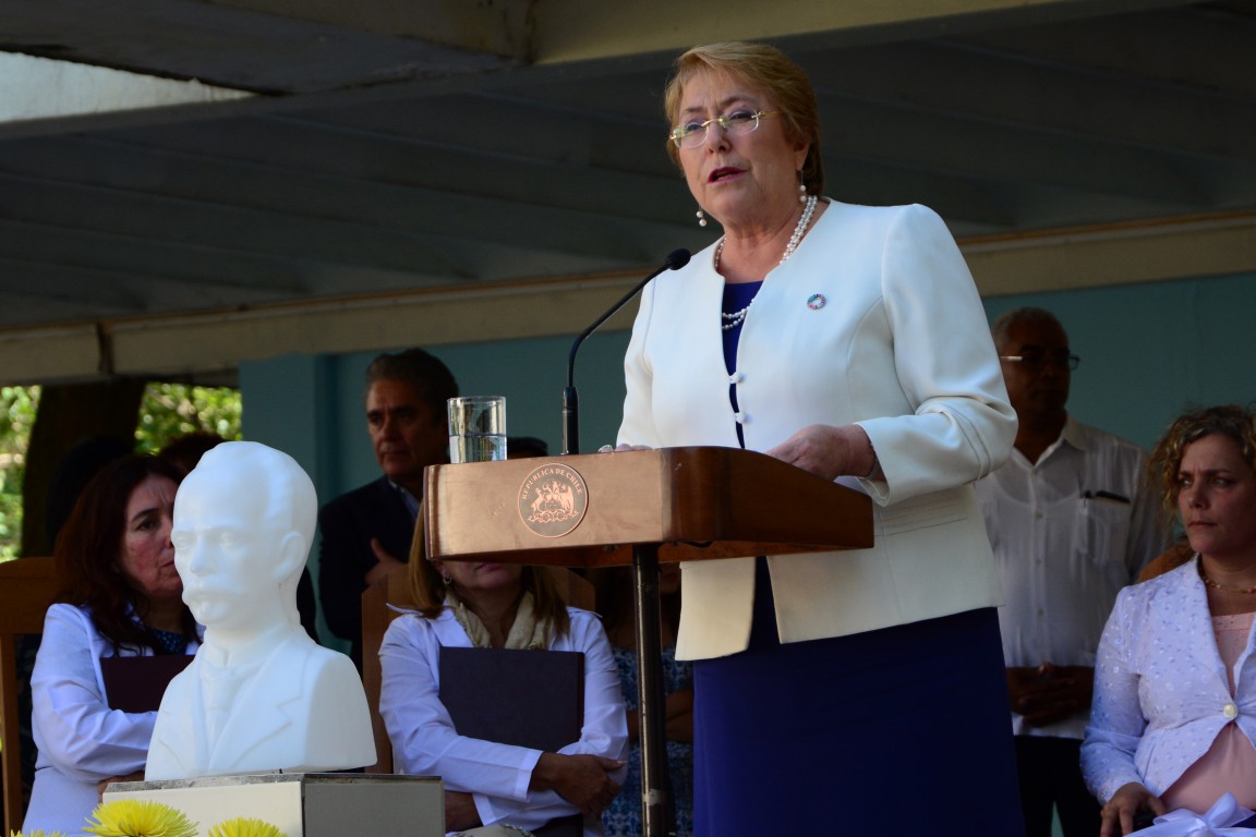 Michelle Bachelet Presidenta de Chile visita Escuela Salvador Allende