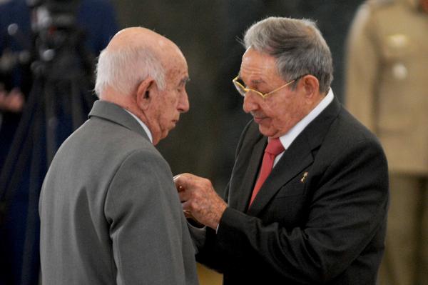 Condecoró Raúl a dirigentes históricos de la Revolución en el Capitolio Habanero