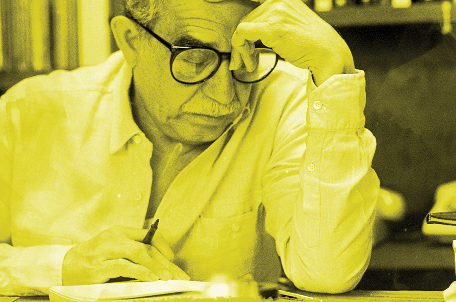 García Márquez nació en la pequeña localidad de Aracataca, Colombia, el 6 de marzo de 1927, y su prolífica carrera se inició a muy temprana edad cuando comenzó a escribir para periódicos locales