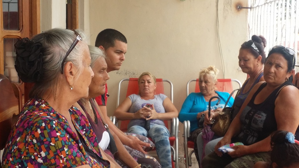 En Holguín hay un acompañamiento de familiares, amigos y hasta desconocidos que va más allá de la presencia física.