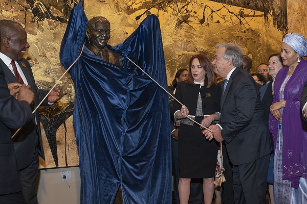 develan estatua de nelson mandela donada a onu por sudafrica