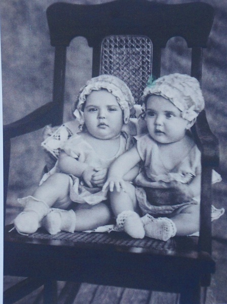 Teresita Hilda (izquierda) y Teresita Gladys, foto tomada a los seis meses de su nacimiento, luego de haber sido salvadas gracias a la sabiduría campesina de su abuela materna. 