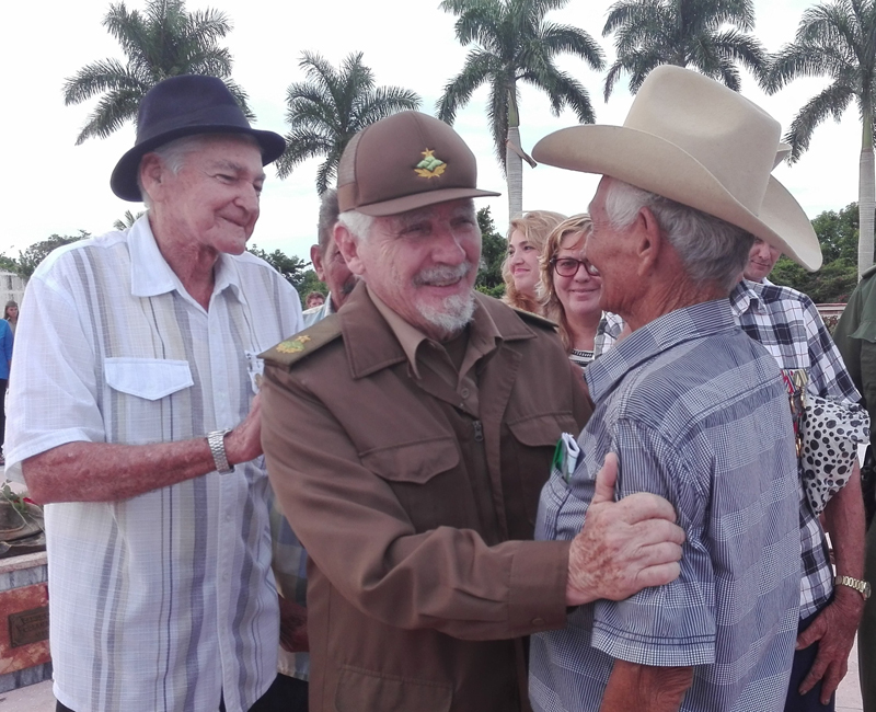 El Vicepresidente de los Consejos de Estado y de Ministros, Ramiro Valdés compartió con algunos de los protagonistas de la proeza militar.