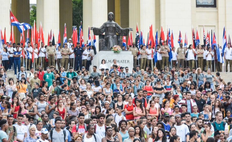 La Universidad de La Habana suele llenarse de banderas en homenaje a los Estudiantes de Medicina