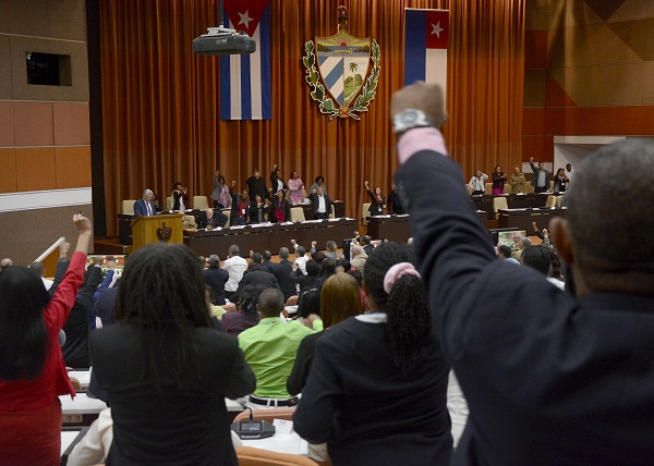 Se fueron levantando uno a uno. Cada diputado estaba en el deber de expresar, nominalmente, su voluntad de aprobar, desaprobar, o de abstenerse, ante la nueva Constitución de la República de Cuba