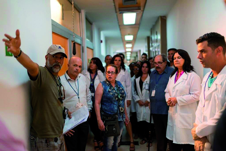 Rudy Mora con parte del equipo de actores y científicos que tomaron parte en ConCiencia.