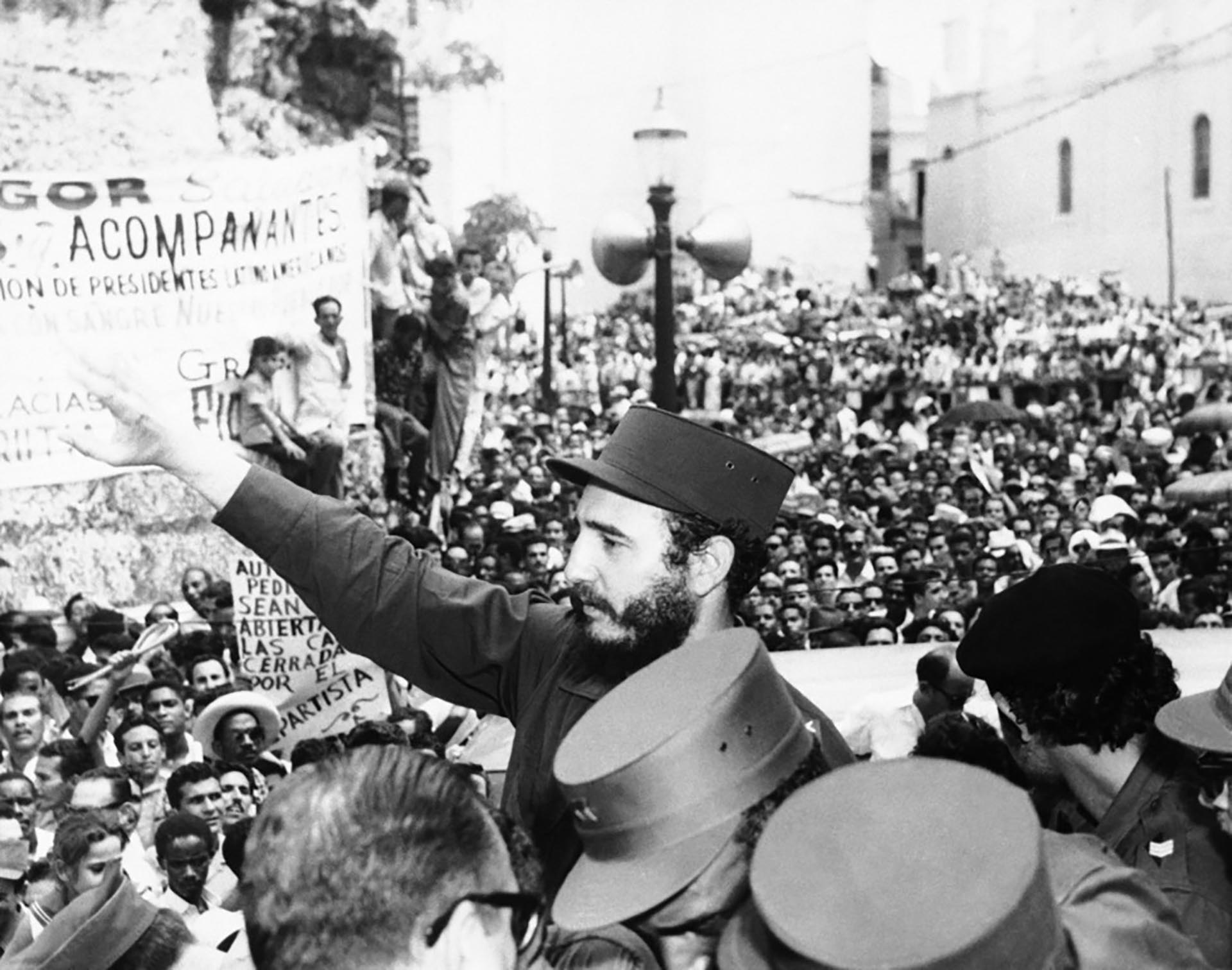 Fidel saluda al pueblo. Y el pueblo a Fidel