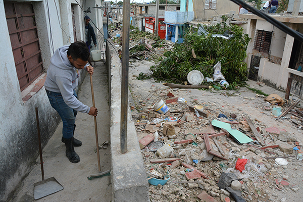 Vecinos en labores de recuperación