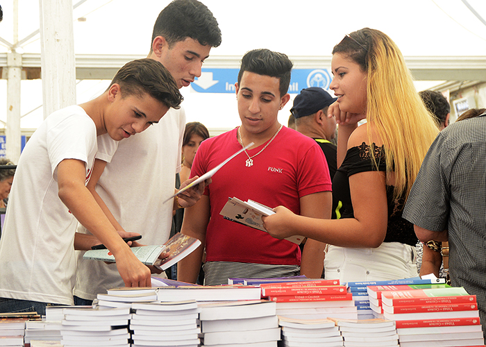 Cientos de niños y jóvenes acuden por estos días a la Feria para compartir con los libros y sus autores.
