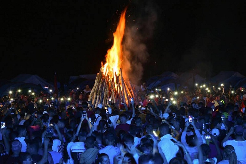 La fogata gigante ardió para esperar este 4 de Abril