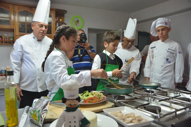 Encuentro de niños amantes de la culinaria con niña finalista del concurso europeo Máster chef 