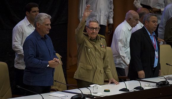 Raúl y Díaz-Canel presiden la sesión de clausura del 21er. Congreso de la CTC