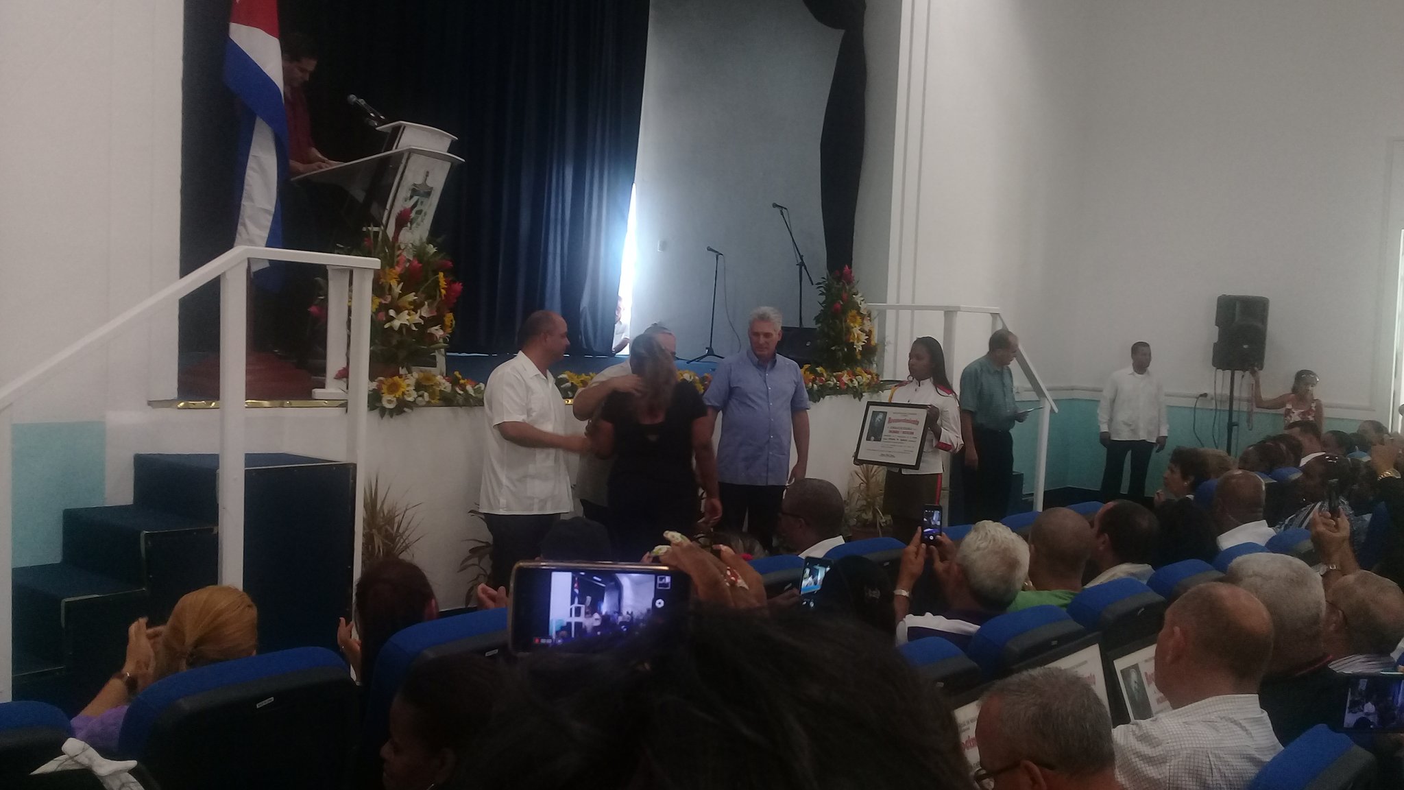 El presidente cubano asistió a la reinauguración de una escuela afectada por el tornado