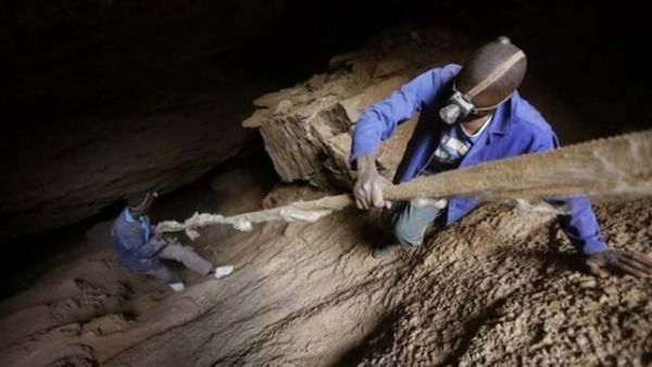 Atrapados 1 800 mineros sudafricanos en yacimiento de platino