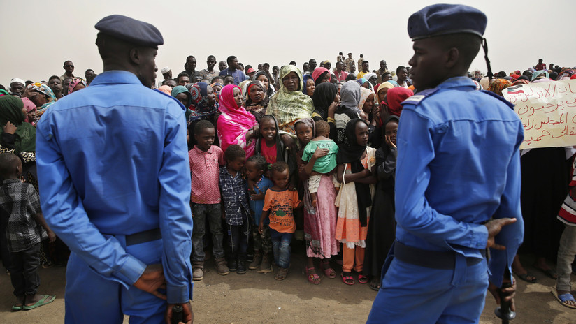 Los militares que derrocaron al autócrata Omar al Bashir dispersan las masivas protestas con violencia 