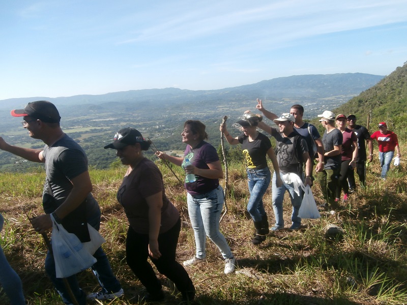 Comprometidos con su pasado y con el futuro llegaron los dirigentes juveniles a la cima de la Loma de Mícara