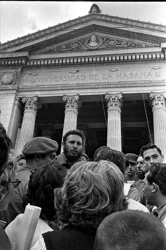 El líder de la Revolución Cubana junto a estudiantes universitarios en la escalinata de la Universidad de La Habana