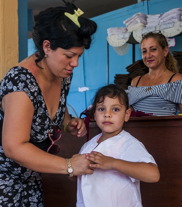 Venta de uniformes escolares en La Habana.