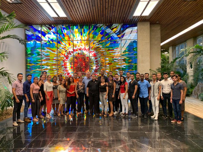 Presidente cubano junto a nuevos graduados