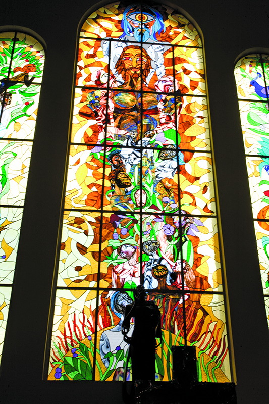 Correspondió a Rosa María de la Terga asumir la confección del vitral diseñado por Nelson Domínguez.