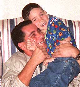Elián González Brotons, junto a su padre