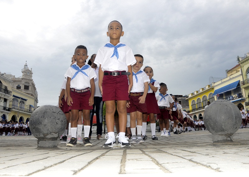 Hoy recibieron la pañoleta azul casi 130 000 niños de primer grado en toda Cuba