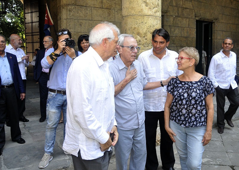 El Doctor Eusebio Leal Spengler salió a recibir en plena Plaza de Armas al canciller Josep Borrell