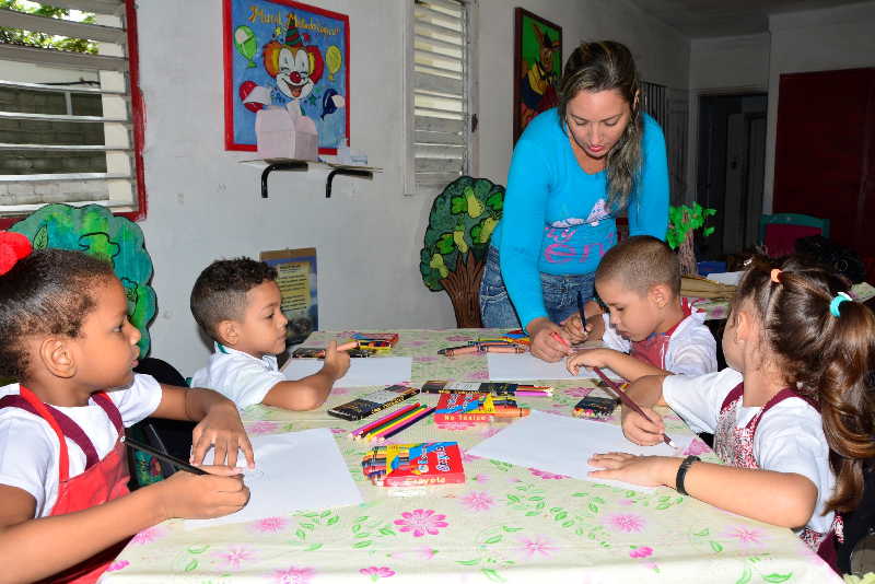 Los niños y niñas que cursan el preescolar en el círculo infantil Los muñequitos atrapan las horas de trabajo de Isvey González Ibarra 
