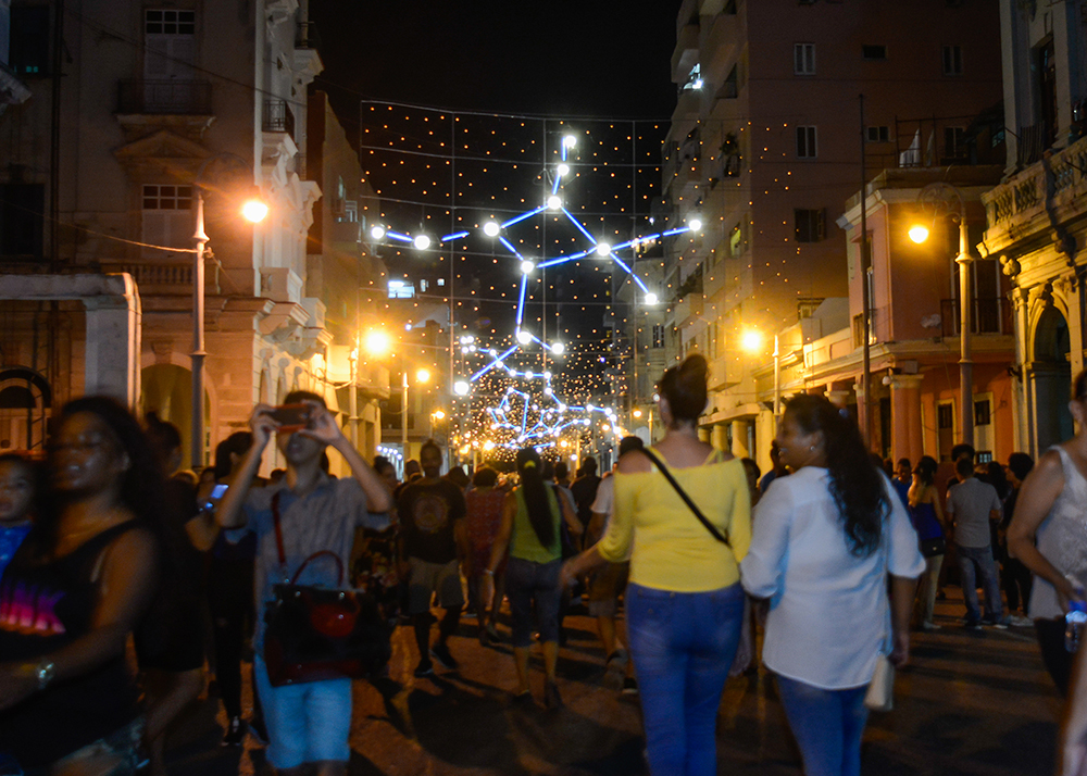 Miles de capitalinos asistieron al encendido de las luminarias