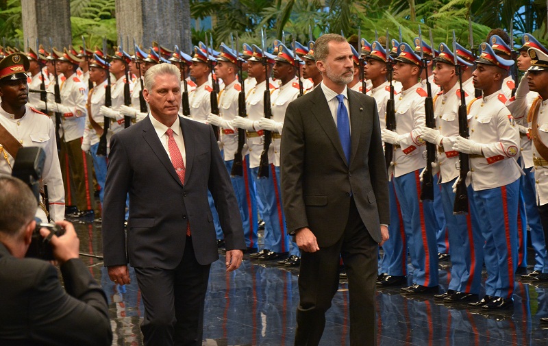 En el Palacio de la Revolución, el rey recibió los honores correspondientes a su alta condición, al ser acompañado por Díaz-Canel a pasar revista a la guardia dispuesta para recibirlo