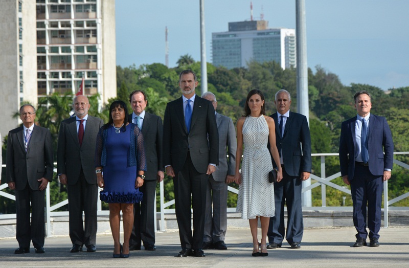 Felipe VI y Letizia, depositaron una ofrenda floral al Héroe Nacional, José Martí, en la base del monumento de la Plaza de la Revolución