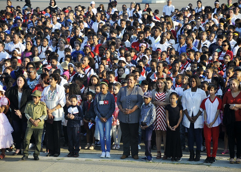 Pioneros cubanos marchan en homenaje a Martí