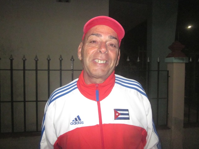 Jorge Castellanos Lustre, maletero del hotel Bella Costa, en Varadero