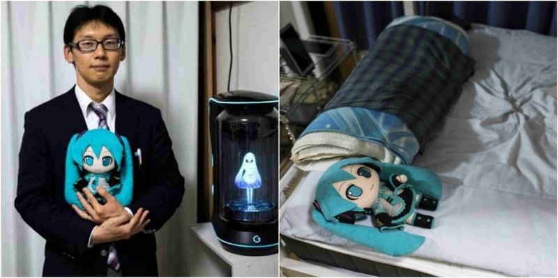 Akihiko Kondo y su «esposa» holograma.