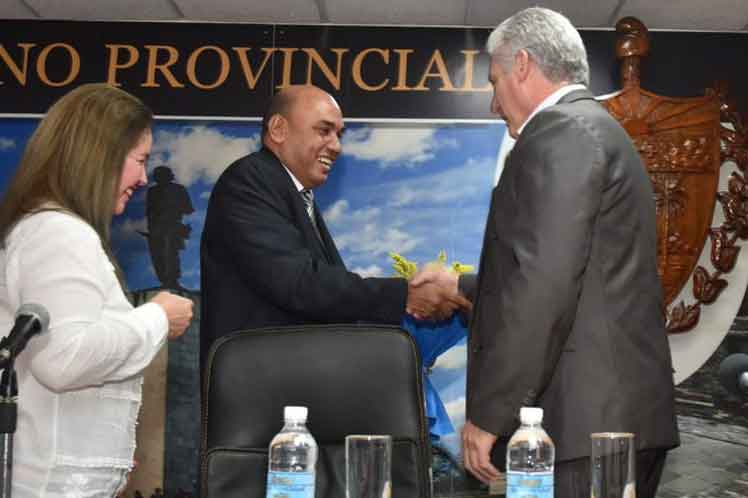 Díaz-Canel asiste a toma de posesión del gobernador de Villa Clara