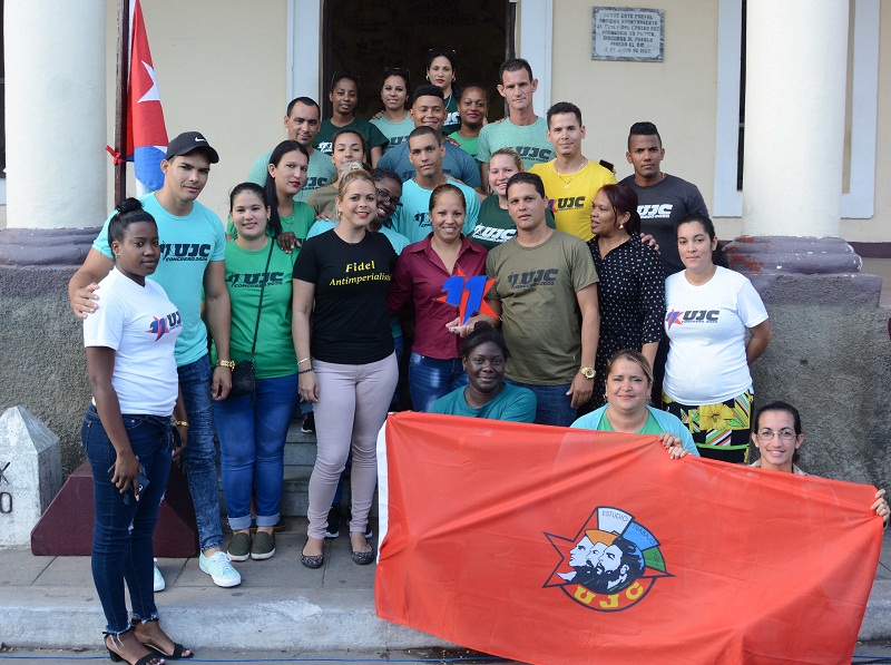 Delegación pinera al 11no Congreso juvenil junto a otros jóvenes y la segunda secretaria de la UJC.