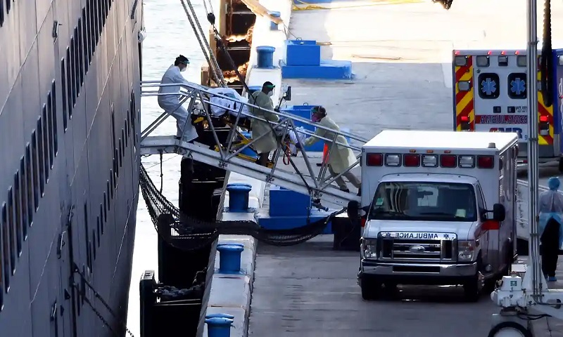 Un paciente enfermo de covid del crucero zaandam es llevado a una ambulancia en puerto de fort lauderdale 