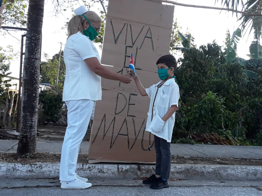 Fabián pidió vestirse de médico para honrar a los profesionales del sector de la salud