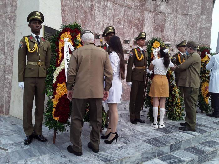 También colocaron ofrendas en nombre del presidente del Consejo de Estado, Esteban Lazo, y del pueblo de Cuba.