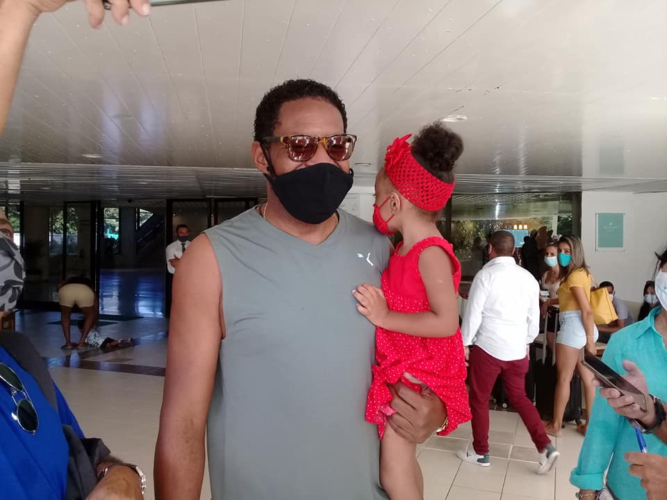 El recordista Javier Sotomayor de paseo en Varadero con su niña Jaxari