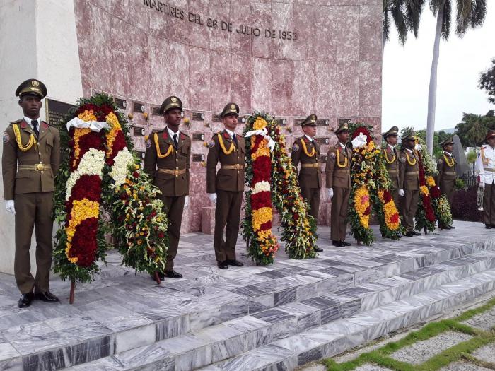 Raúl Castro, y Miguel Díaz-Canel, enviaron ofrendas florales a los mártires del 26 de Julio