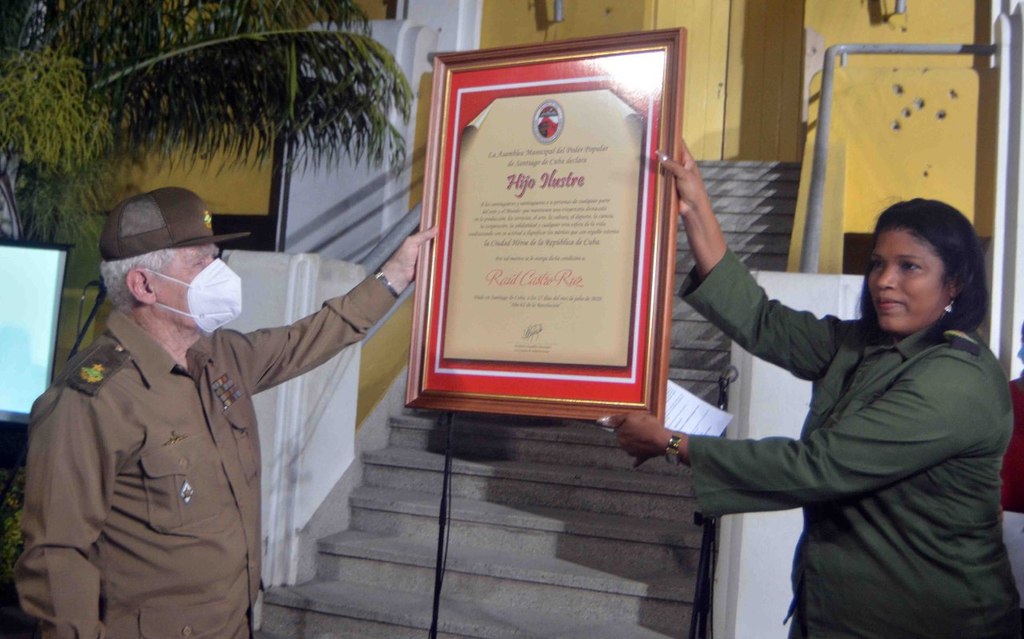 El General de Ejército, Raúl Castro, fue reconocido como Hijo Ilustre de la ciudad de Santiago de Cuba