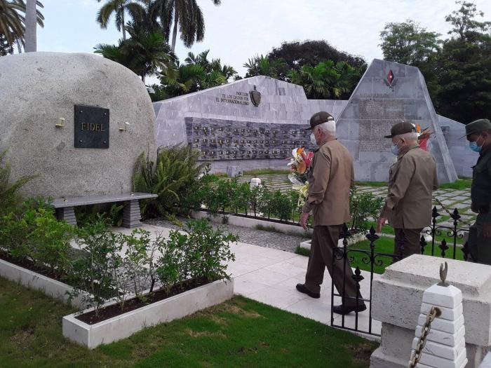 Igualmente, colocaron flores ante el monolito que guarda las cenizas de Fidel Castro