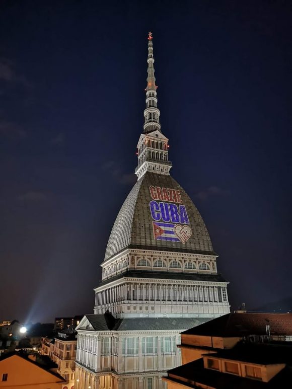 La Mole Antonelliana, iluminada en homenaje a los médicos cubanos