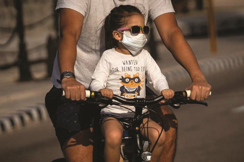 Niña con nasobuco