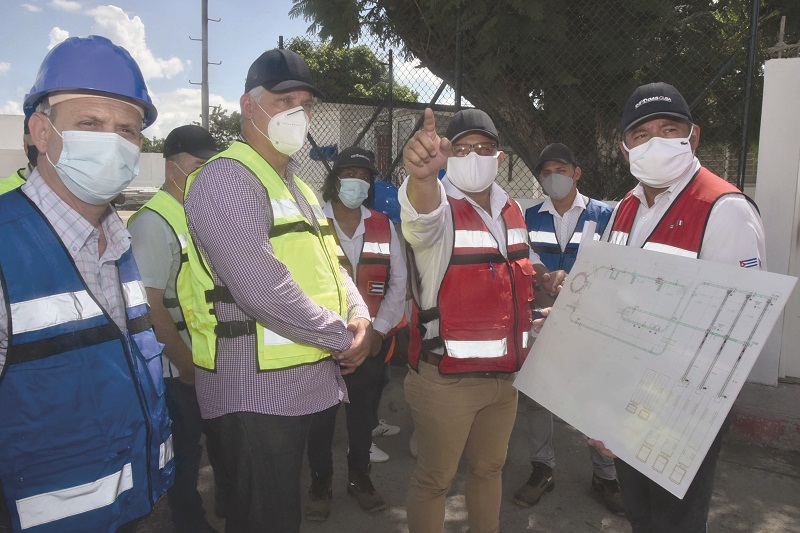 Presidente Miguel Diaz-Canel en la Empreso ELF GAS.SA