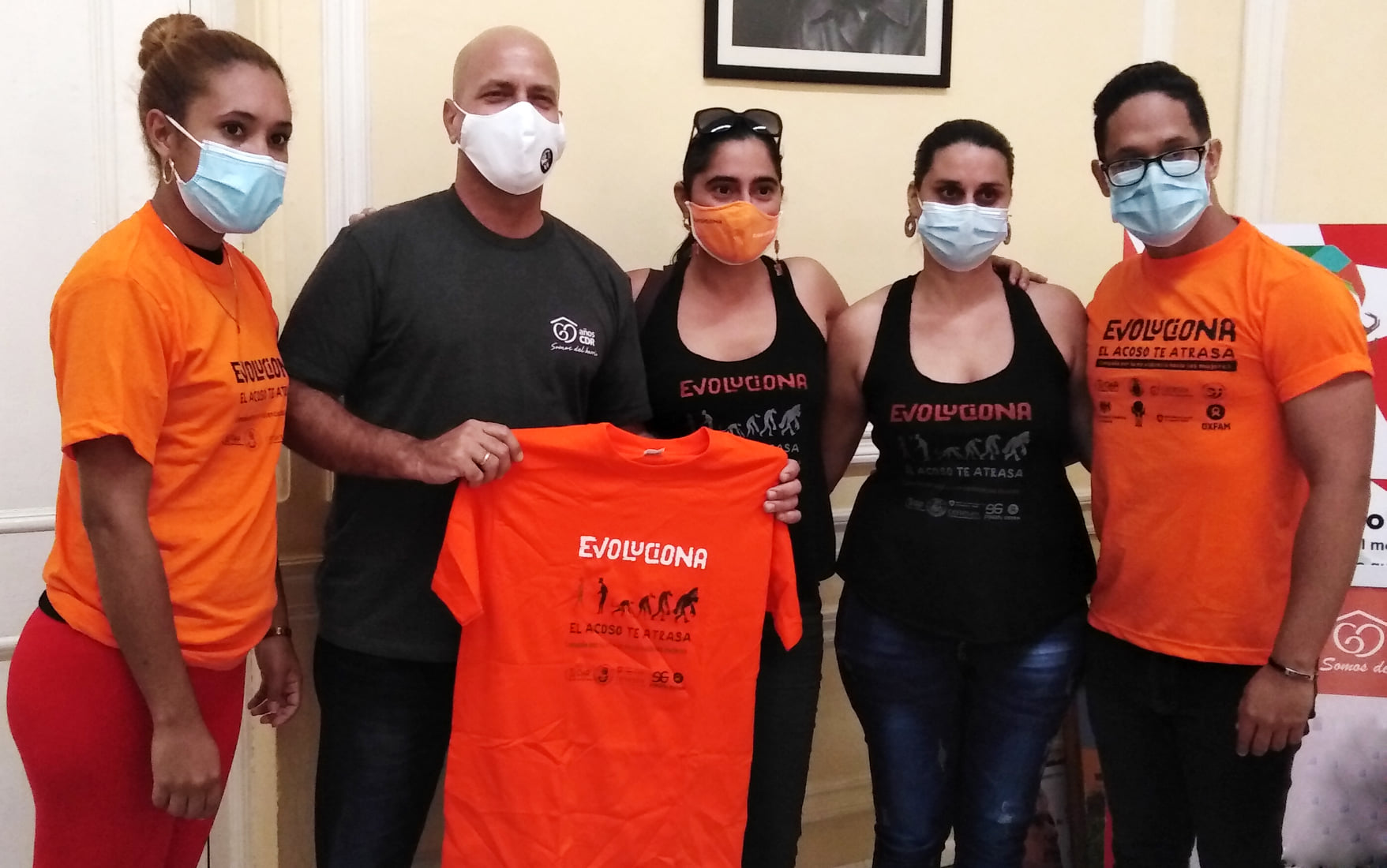 Gerardo Hernández Nordelo y miembros de la campaña Evoluciona.
