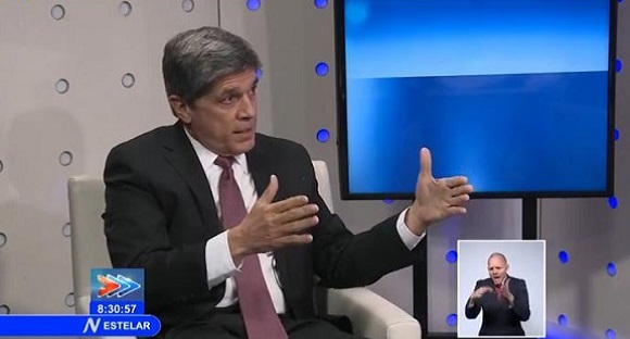 El Director General para EE.UU. del Ministerio de Relaciones Exteriores de Cuba, Carlos Fernández de Cossío, ofrece las explicaciones en el NTV.