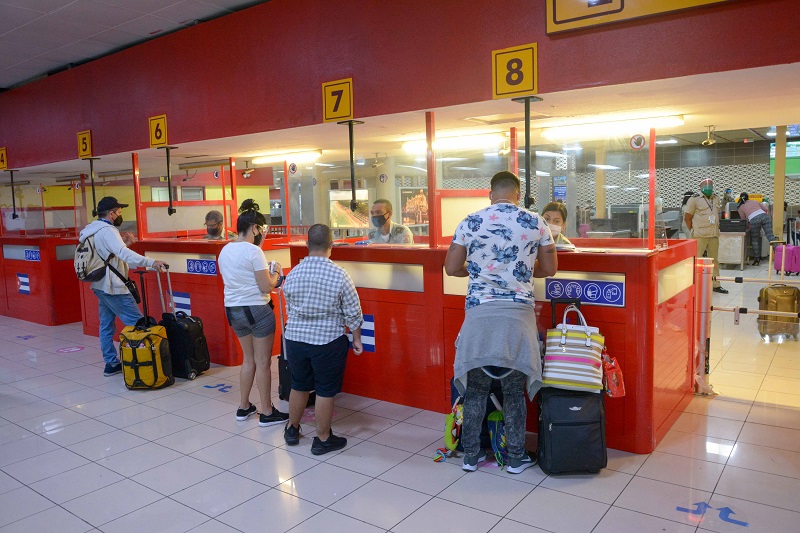 Aeropuertos cubanos operan