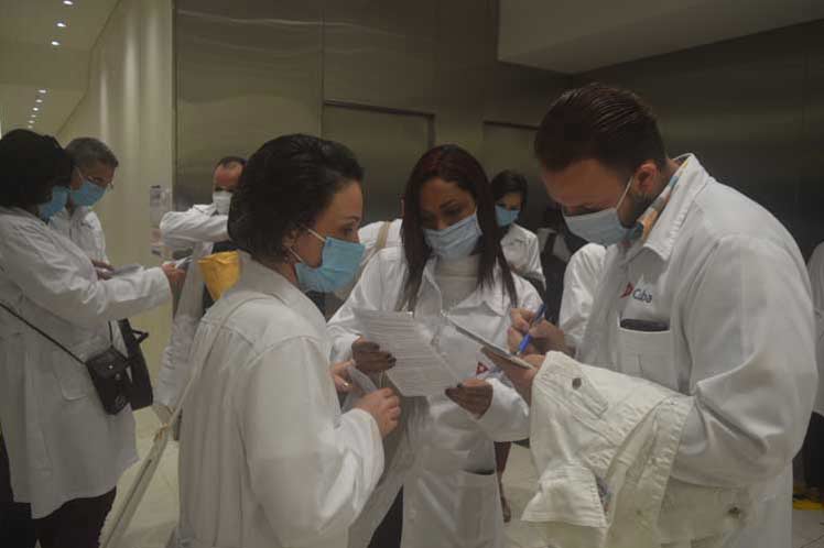 Médicos cubanos combaten la Covid-19 en Panamá 